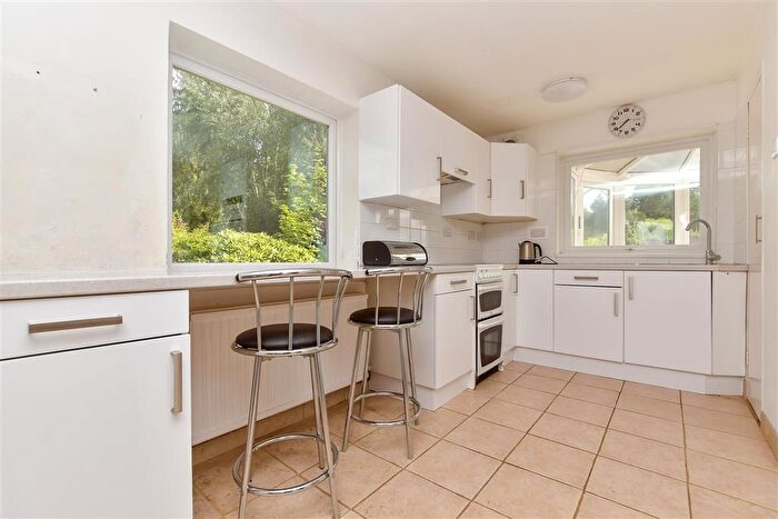 2 Bedroom Chalet For Sale In Laglands Close, Reigate, Surrey, RH2