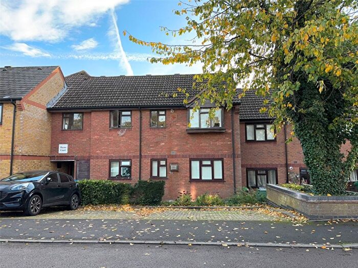 2 Bedroom Flat For Sale In Pear Tree Close, Chessington, KT9