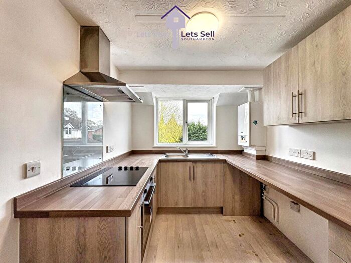 2 Bedroom Flat To Rent In Royston Court, SO40