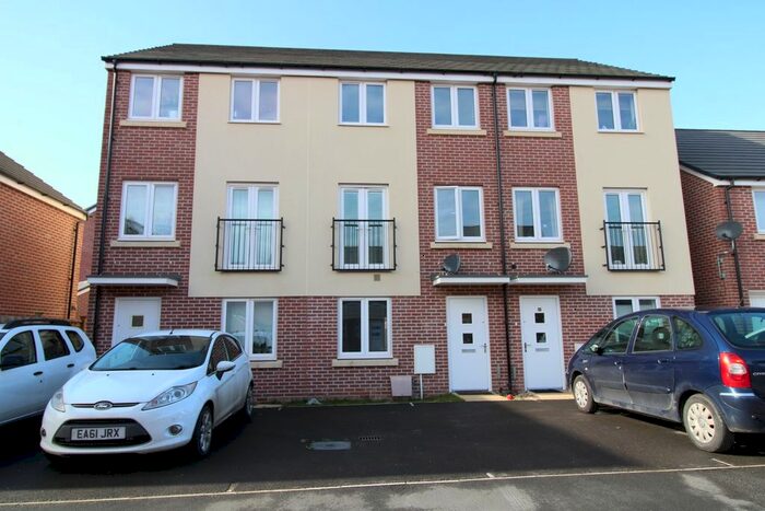 3 Bedroom Town House To Rent In Pearl Close, Bridgwater, TA6