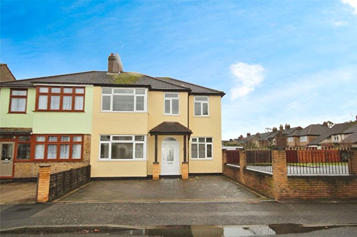5 Bedroom Semi Detached House To Rent In Cedar Road, Romford, RM7