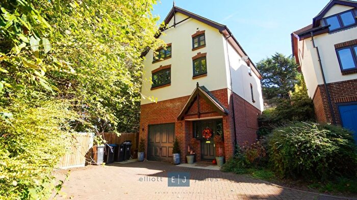4 Bedroom Detached House To Rent In Epping New Road, Buckhurst Hill, IG9