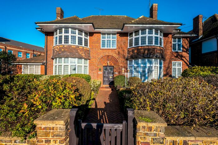 3 Bedroom Flat To Rent In St. Vincents Road, Westcliff-On-Sea, SS0