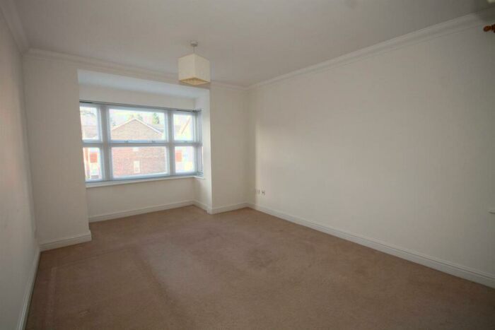 2 Bedroom Apartment To Rent In Bowes Close, Horsham, RH13