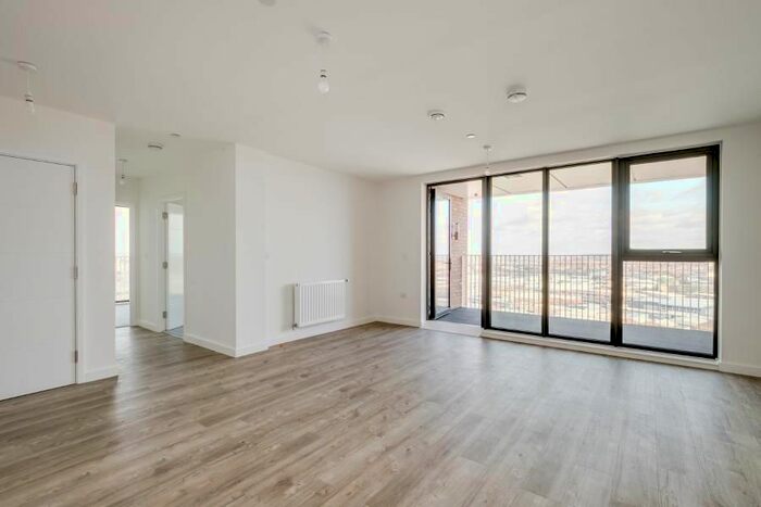 2 Bedroom Flat To Rent In Lakeside Drive, Park Royal, NW10
