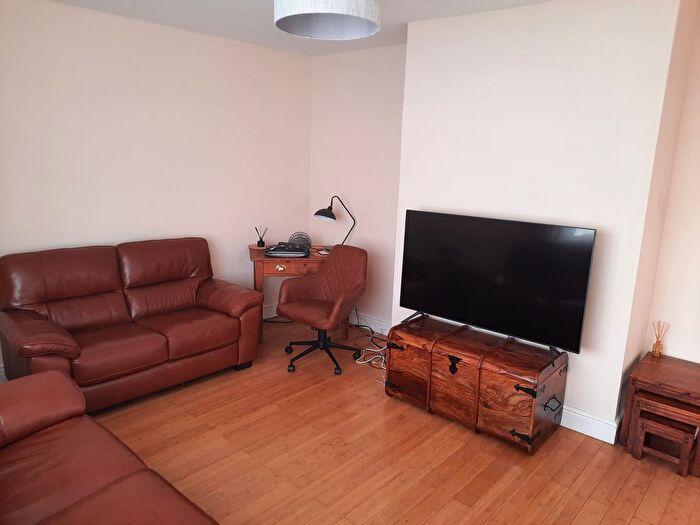 1 Bedroom Flat To Rent In Chalk Hill, Watford, WD19