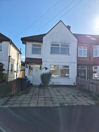 3 Bedroom End Of Terrace House For Sale In Ellerdine Road, Hounslow, TW3