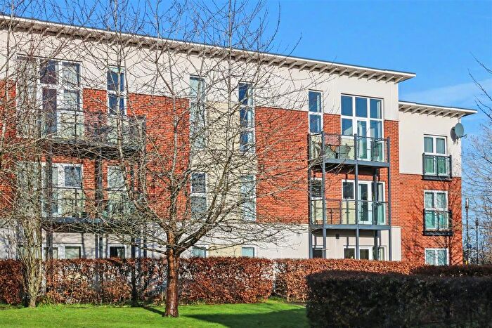2 Bedroom Flat For Sale In Park View Road, Leatherhead, KT22