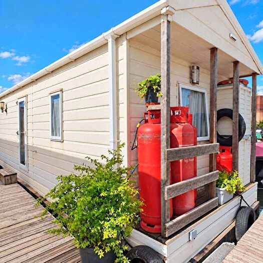 2 Bedroom Houseboat For Sale In Vicarage Lane, Rochester, ME3