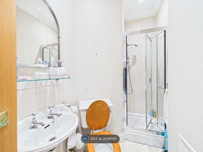 2 Bedroom Flat To Rent In Bethnal Green Road, London, E2