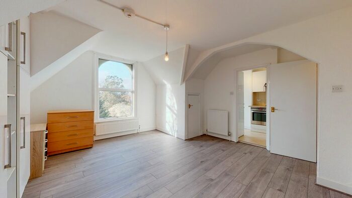 Studio To Rent In Avenue Crescent, Acton, London, W3