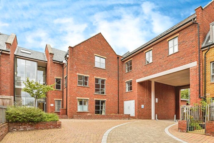 2 Bedroom Flat To Rent In Coopers Yard, Paynes Park, Hitchin, SG5