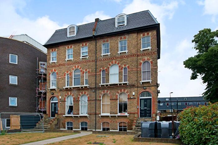 3 Bedroom Flat To Rent In Brixton Road, Brixton, London, SW9