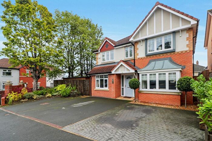 4 Bedroom Detached House For Sale In Park View Court, Cleckheaton, West Yorkshire, BD19