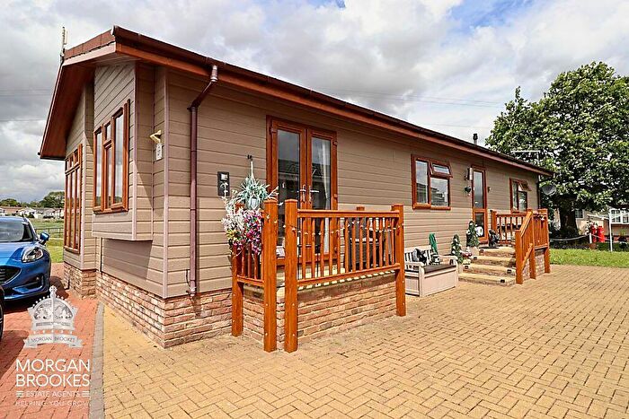 2 Bedroom Detached Bungalow For Sale In The Oaks, Battlesbridge, SS11