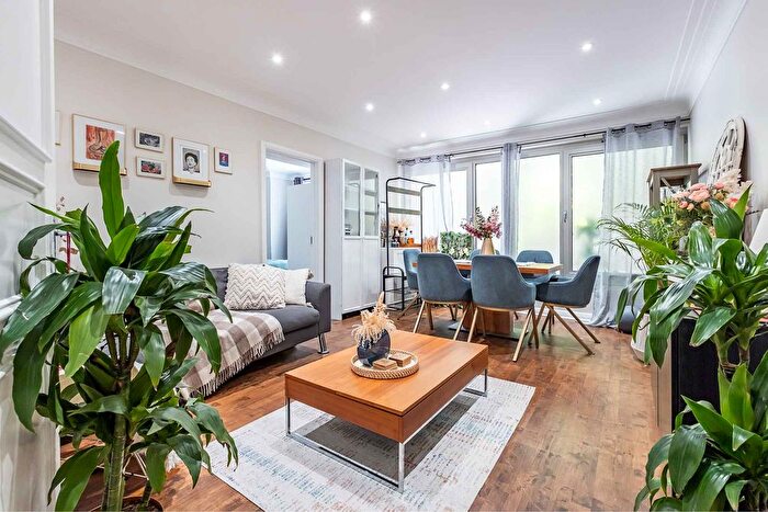 3 Bedroom Flat For Sale In Queensborough Mews, London, W2