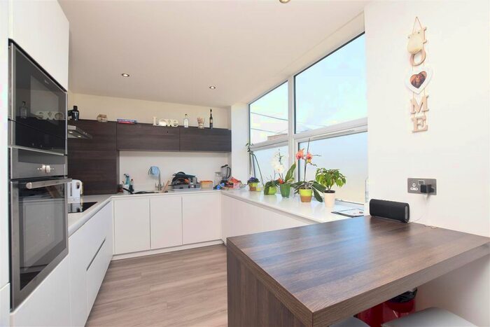 3 Bedroom Flat To Rent In Station Road, Hampton, TW12