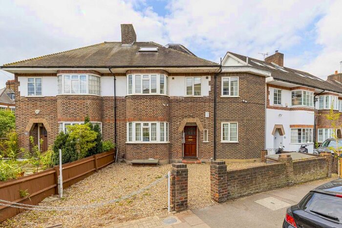 3 Bedroom Flat To Rent In Balham Park Road, London, SW12