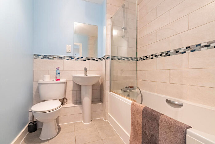 2 Bedroom Apartment To Rent In Bakers Close, St. Albans, Hertfordshire, AL1