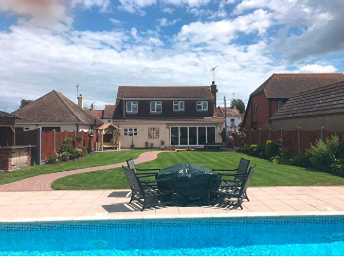 5 Bedroom Detached House For Sale In Little Wakering Road, Little Wakering, Southend-on-Sea, SS3