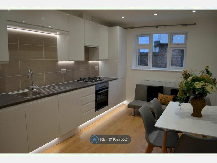 3 Bedroom Flat To Rent In Brecknock Road, London, N7