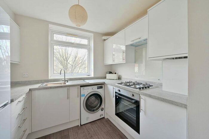 2 Bedroom Flat To Rent In Putney Heath Lane, Putney, London, SW15