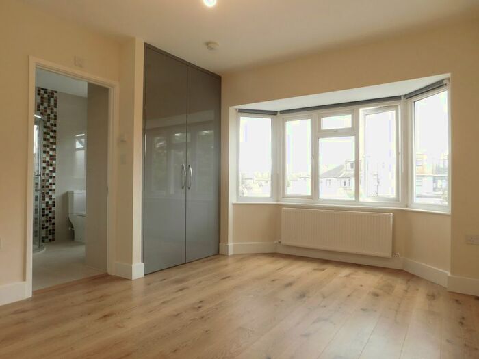 Studio To Rent In Central Avenue, Hounslow, TW3