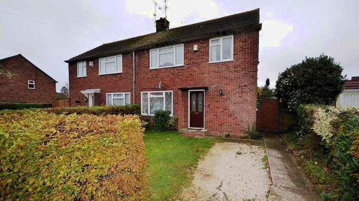 3 Bedroom Semi-Detached House To Rent In Wye Close, RG30