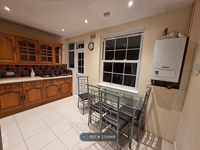 3 Bedroom Flat To Rent In Queensborough Court, London, N3