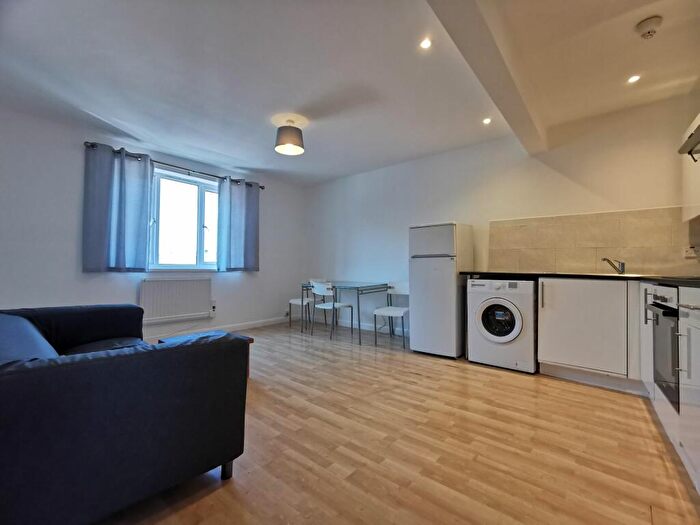 1 Bedroom Apartment To Rent In Spacious Bed Flat High Road Willesden, NW10
