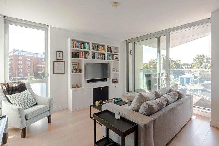 2 Bedroom Flat For Sale In Plaza Gardens, London, SW15