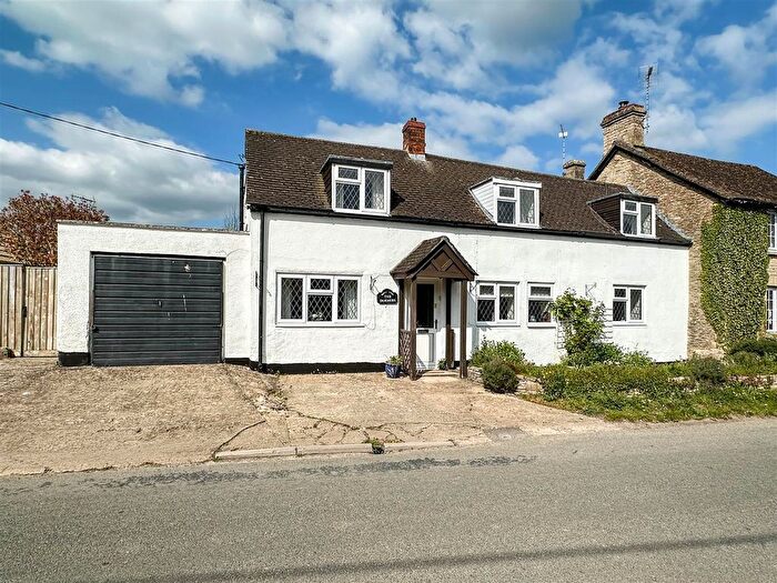 3 Bedroom Link Detached House For Sale In Tetbury Lane, Crudwell, Malmesbury, SN16