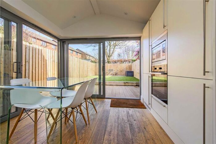 2 Bedroom Flat To Rent In Palmerston Road, Wimbledon SW19