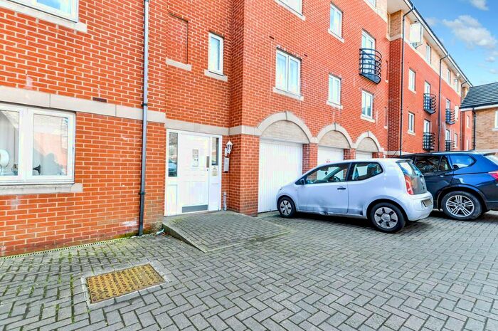 2 Bedroom Flat To Rent In Saltash Road, Swindon, SN2