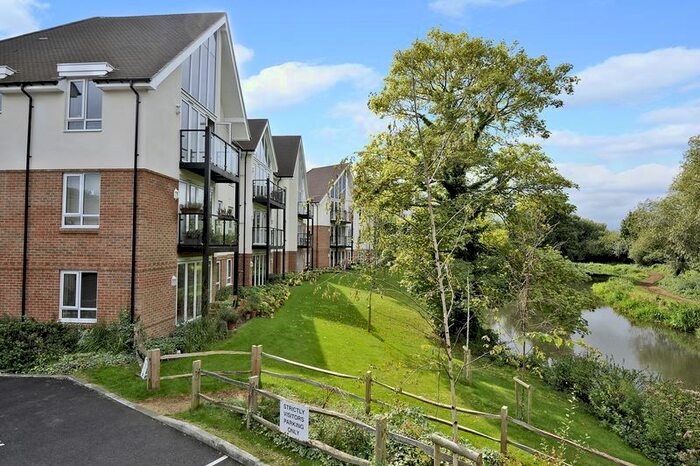 2 Bedroom Flat To Rent In Weyview Gardens, Godalming, GU7