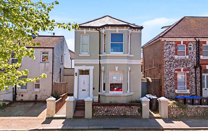 3 Bedroom Detached House For Sale In Cambridge Road, Worthing, BN11