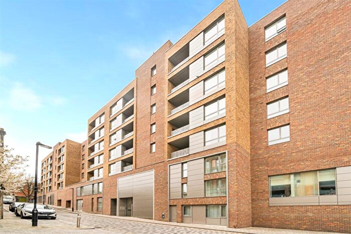 1 Bedroom Apartment For Sale In Cooper Court, Smithfield Square, Hornsey, N8