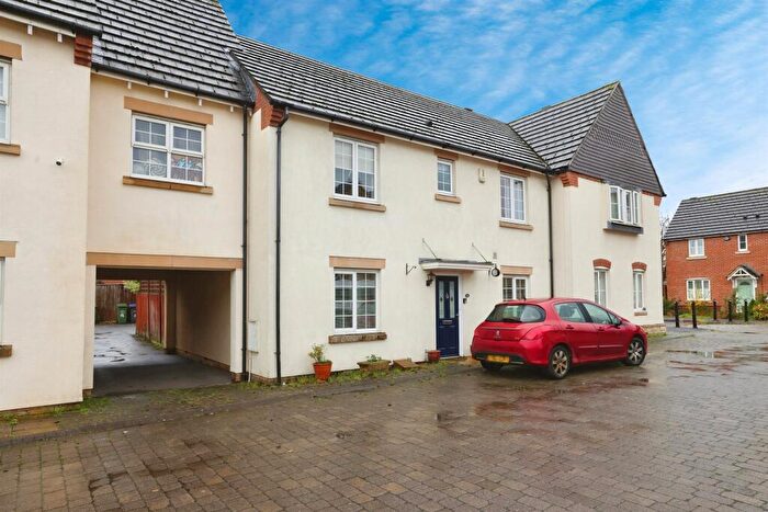4 Bedroom Link Detached House For Sale In Carp Road, Calne, SN11