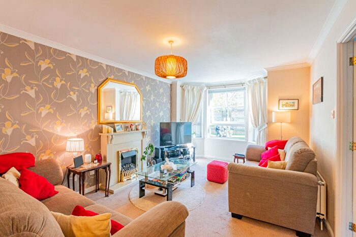2 Bedroom Flat To Rent In Dicksonfield, Edinburgh, EH7