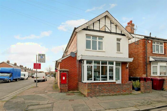 1 Bedroom Apartment To Rent In Cambrai Avenue, Chichester, PO19