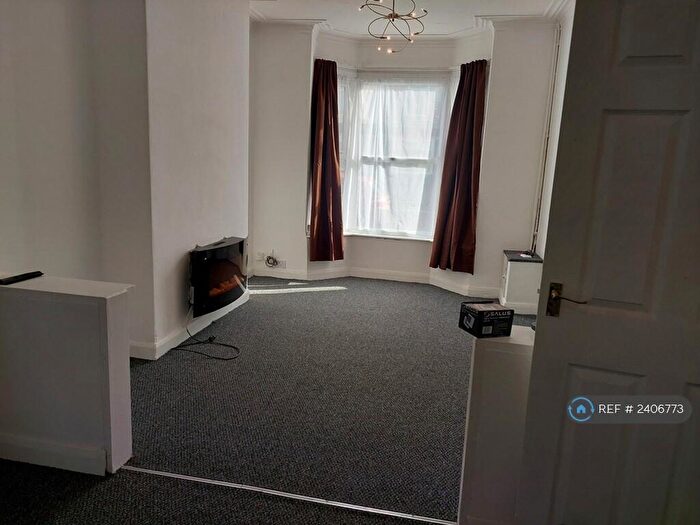 3 Bedroom Semi-Detached House To Rent In Welholme Road, Grimsby, DN32