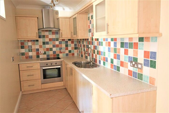 2 Bedroom Flat To Rent In Cleveland Road, Torquay, Devon, TQ2