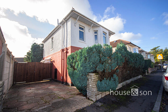 3 Bedroom Detached House For Sale In Kingswell Road, Bournemouth, BH10