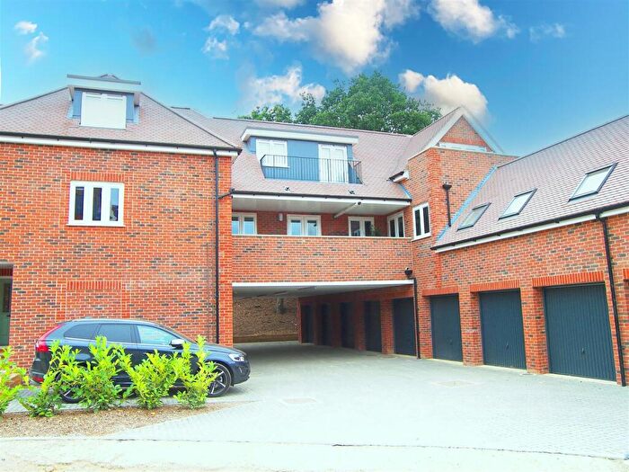 2 Bedroom Apartment For Sale In Green Close, Brookmans Park, AL9