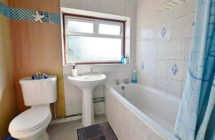 2 Bedroom Terraced House For Sale In Gascons Grove, Slough, SL2
