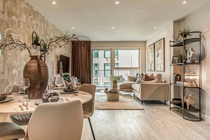 2 Bedroom Flat For Sale In Starling House, Kew Bridge Rise, TW8