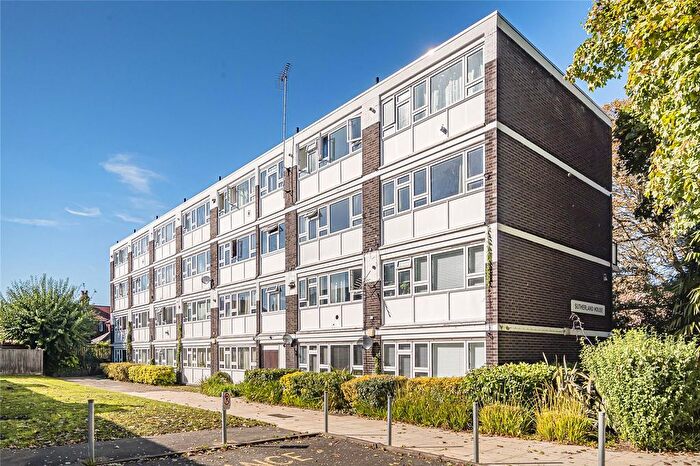 2 Bedroom Flat For Sale In Sutherland House, Richmond, TW10