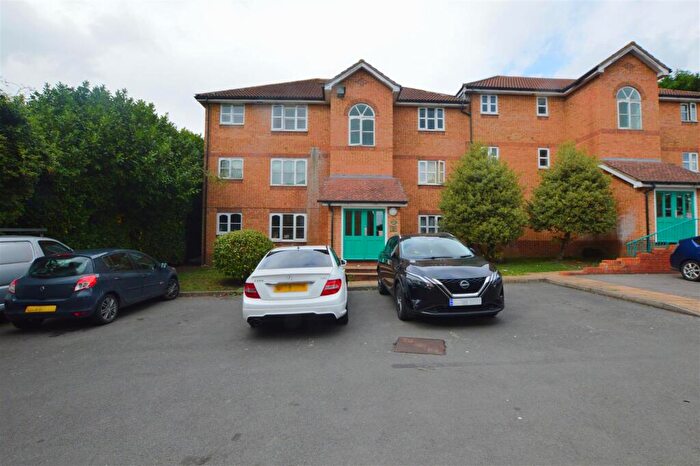 1 Bedroom Flat For Sale In Worcester Gardens, Slough, SL1