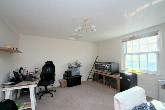 1 Bedroom Flat To Rent In High Street, Worthing, BN11