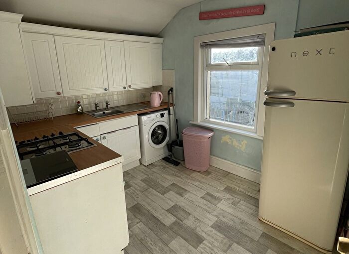 2 Bedroom Flat To Rent In Corporation Road, Cardiff, CF11